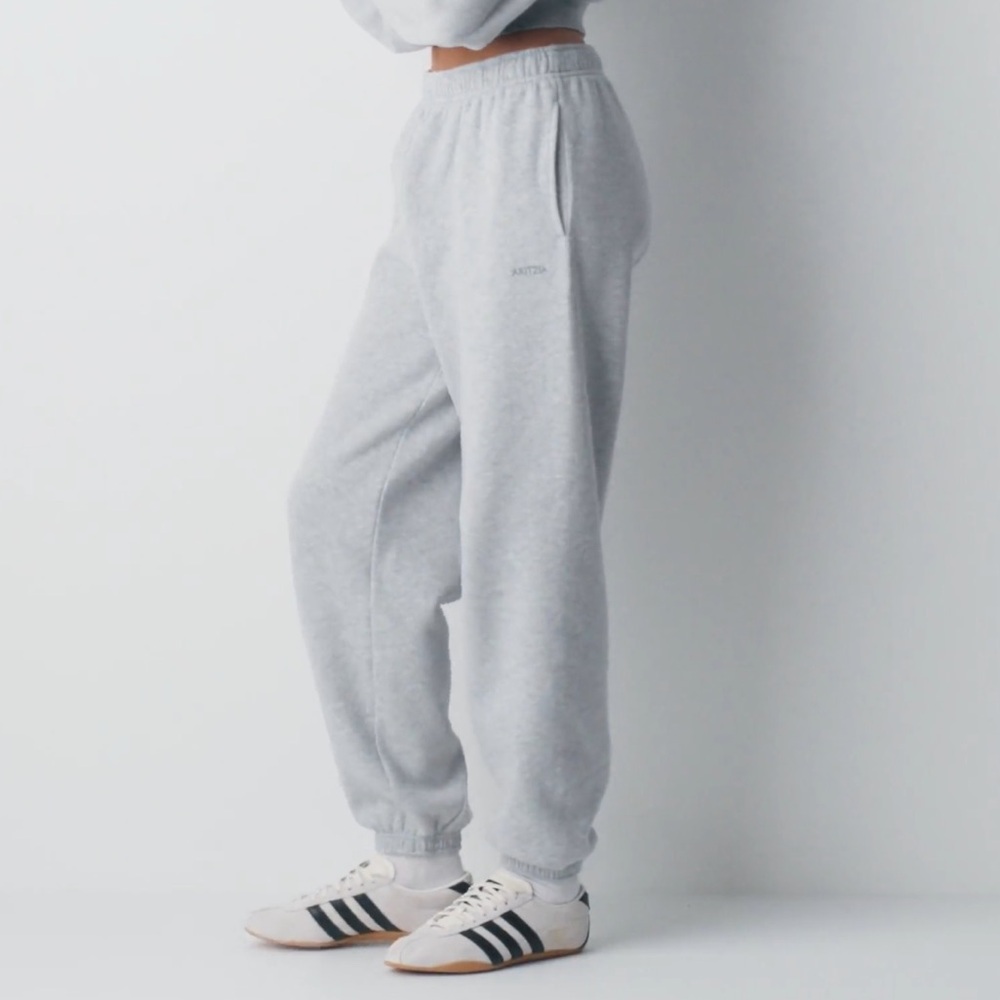 SOLD - BNWT Mega Jogger Aritzia